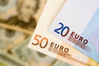 eur/usd-corrects-as-fed-officials-stick-to-higher-interest-rates-for-longer